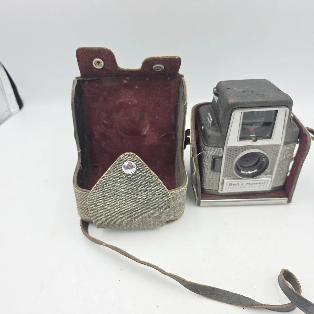 BELL & HOWELL ELECTRIC EYE 127 FILM CAMERA WITH ORIGINAL CASE VINTAGE Untested